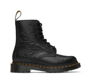 На фото ботинки Dr. Martens Emboss – Black Flames Polished Smooth